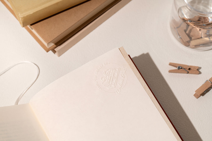 Sello Relieve Ex Libris Libro Gafas